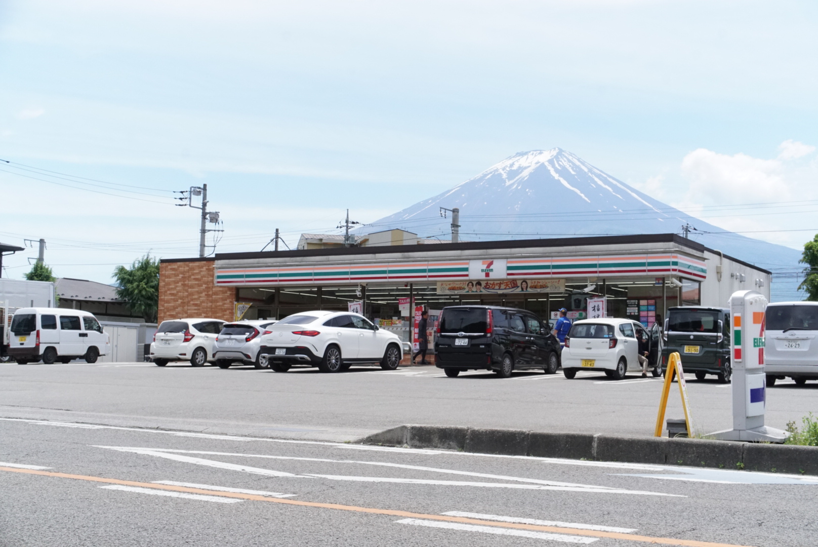 711 convienience store in fuji